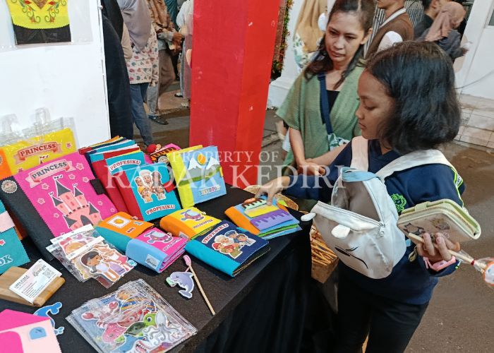 KREATIF: Pengunjung datang ke stan milik Kota Pasuruan yang menampilkan produk mainan edukasi terbuat dari flanel di Apeksi Kota Kediri. &nbsp;  &nbsp;