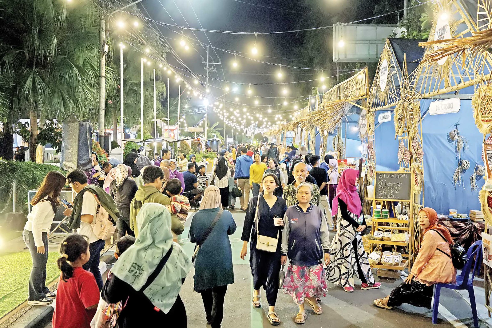 Pengunjung memenuhi lokasi Kediri City Expo di malam penutupan, Jumat (18/7).
