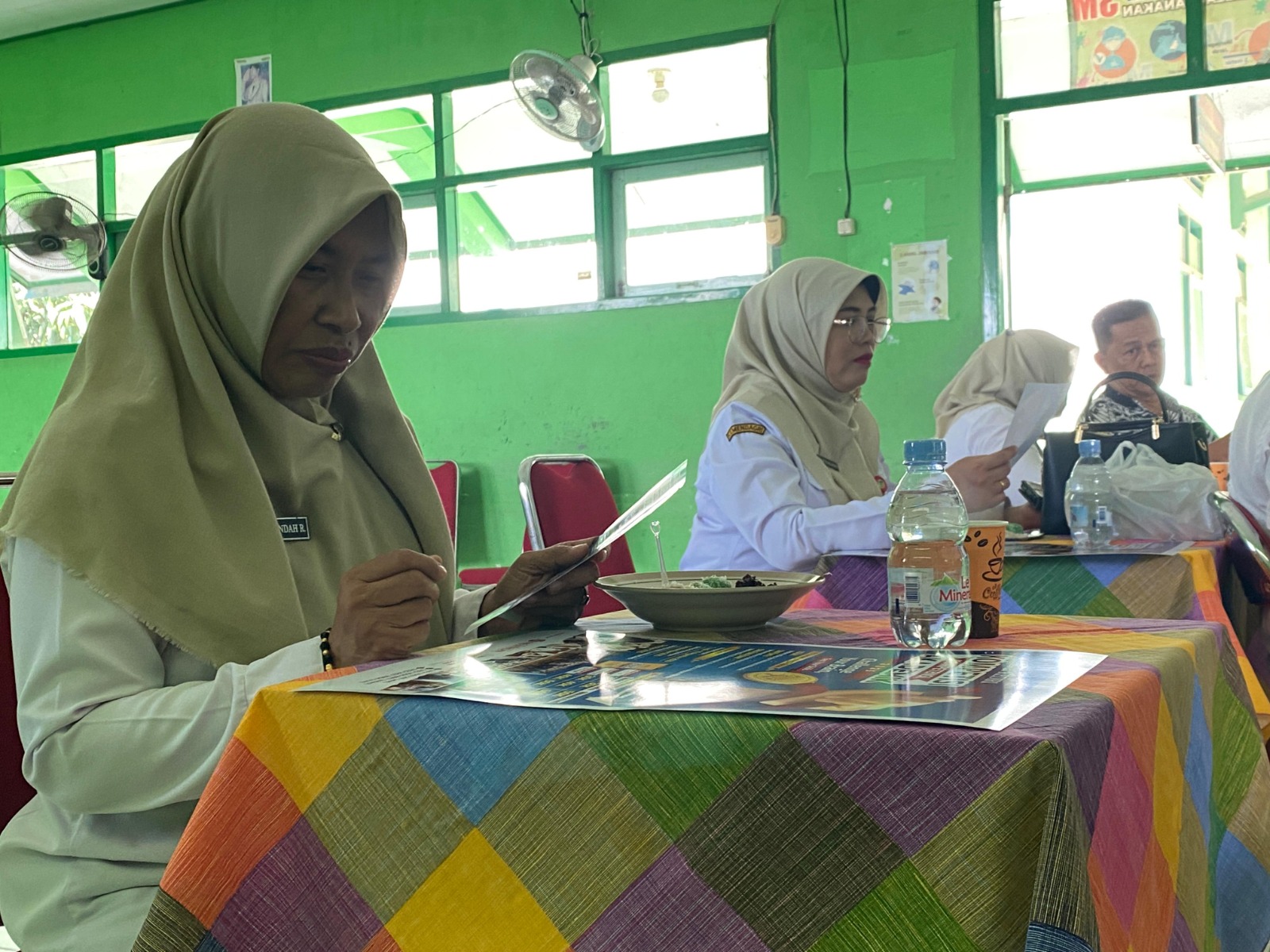 Anggota MKKS SMPN Kabupaten Kediri mengamati pamflet kompetisi kompetensi akademik 2025.