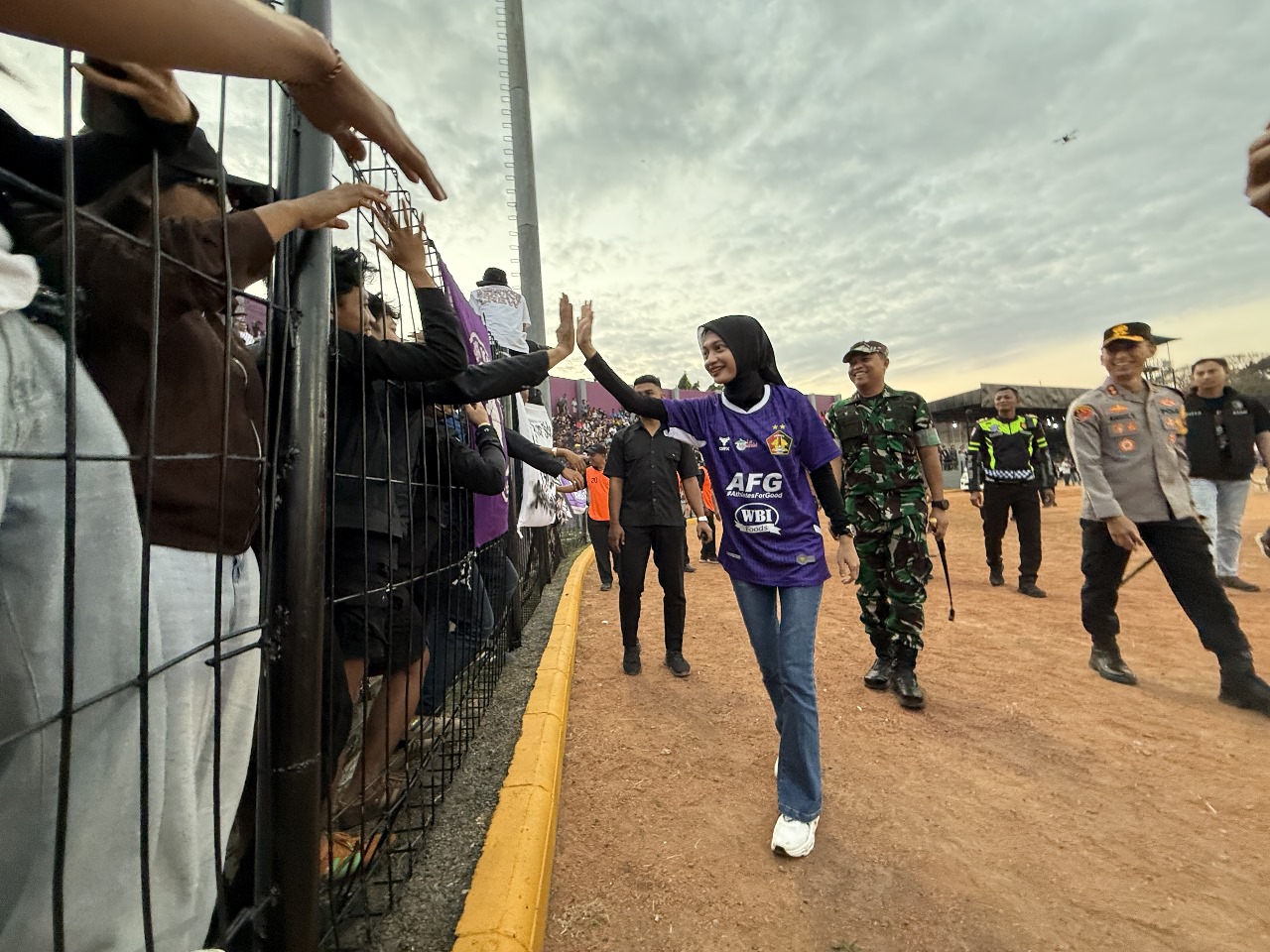 Wali Kota Kediri Vinanda Prameswati menyapa Persikmania yang memanggilnya dan mengulurkan tangan meminta salaman.
