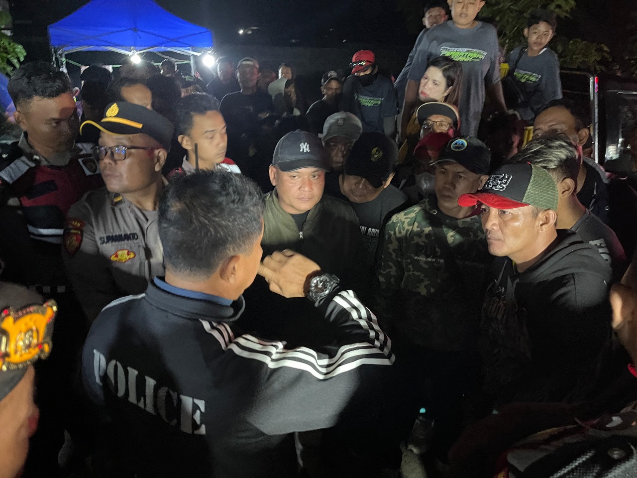 Tim Polres Kediri bersama Polsek Wates memberi penjelasan kepada masyarakat usai membubarkan pawai sound horeg pukul 22.00, Sabtu (19/7) lalu.