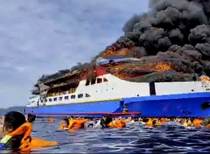 Sebuah kapal penumpang, KM Barcelona 5, dilaporkan terbakar hebat saat berlayar dari Talaud menuju Manado, Minggu (20/7).