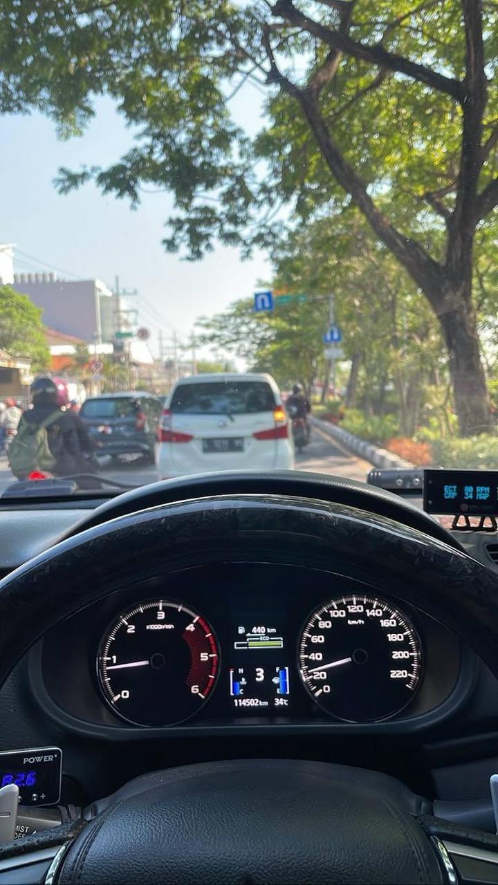 Ilustrasi mobil menyalakan sein.