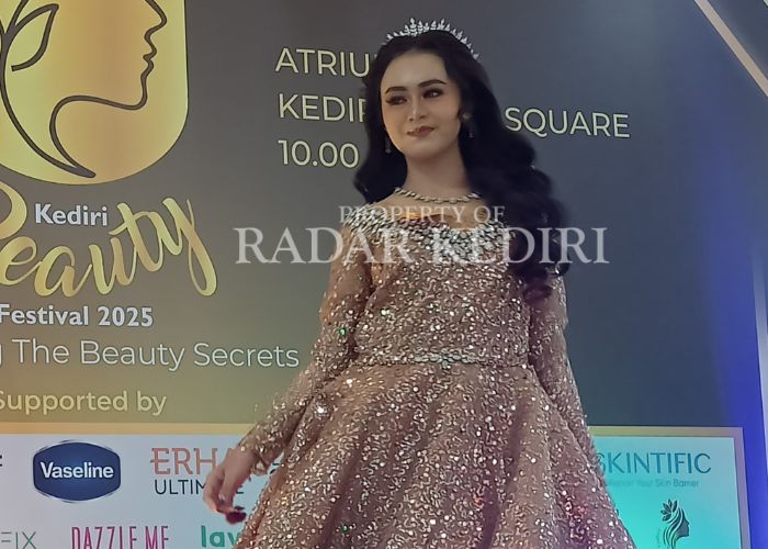 ANGGUN: Model di Kediri Beauty Festival 2025.