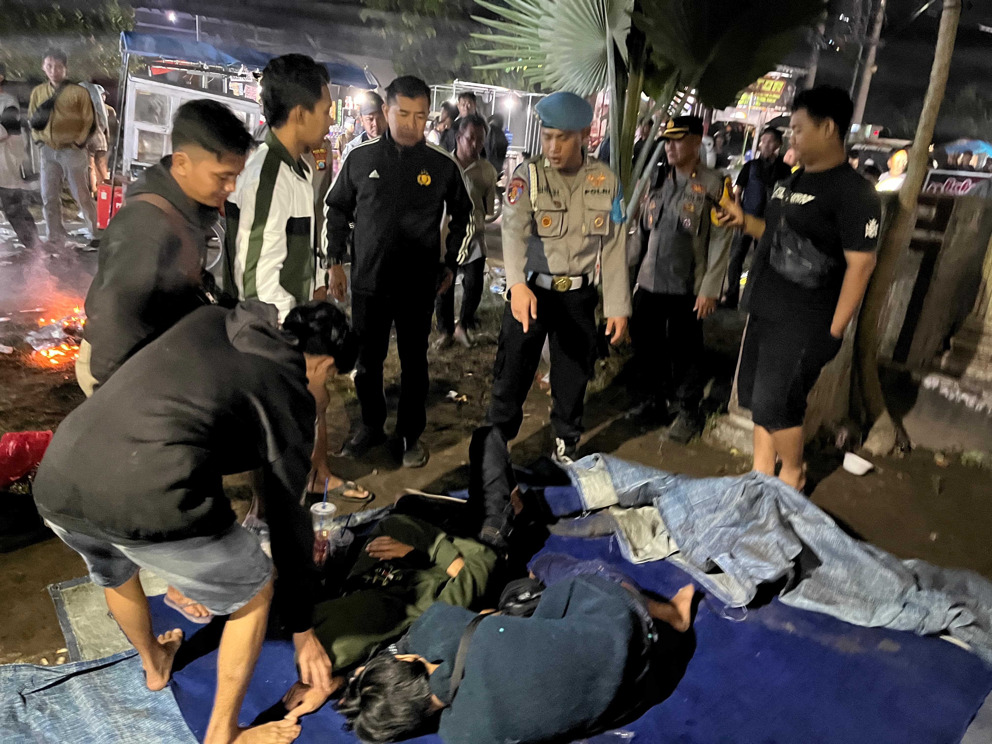 BERSITEGANG: Anggota Polres Kediri saat melakukan penghentian karnaval sound di Wates.