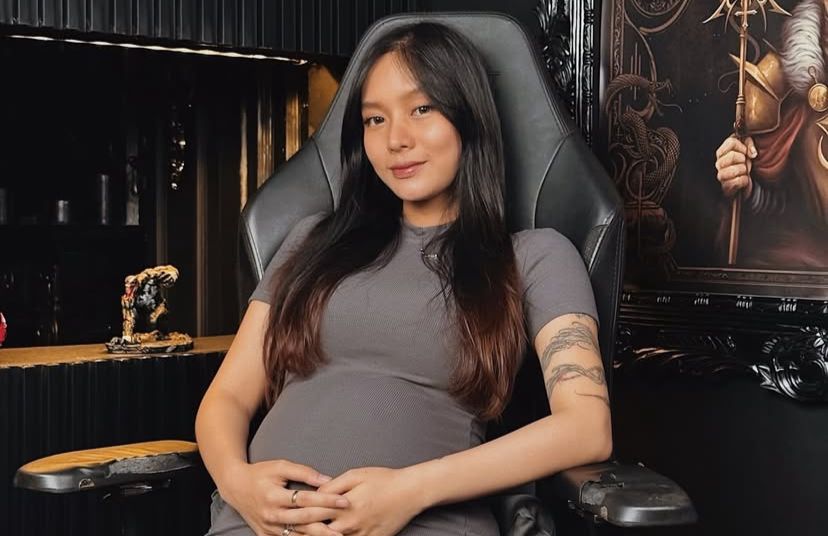 Nama selebgram sekaligus mantan DJ, Irene Agustine, ikut terseret dalam pusaran kabar kehamilan artis Erika Carlina.