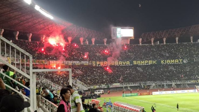 Persebaya unggul melawan PSS Slemandengan skor 1-0. Suporter Persebaya menyalakan flare sehingga pertandingan sempat terhentikan.