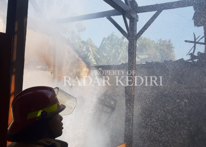 LUDES: Seorang pemadam kebakaran menjinakkan api di Desa/Kecamatan Tarokan, Kabupaten Kediri