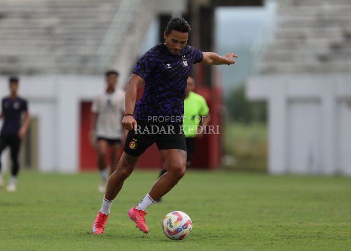 Ezra Walian dipercaya jadi kapten Persik Kediri.