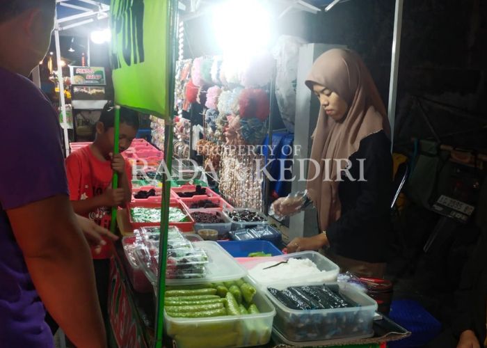 BERSIH DESA: Penjual jajan tradisional melayani pembeli di acara Suroan Desa Gampengrejo, Kabupaten Kediri.