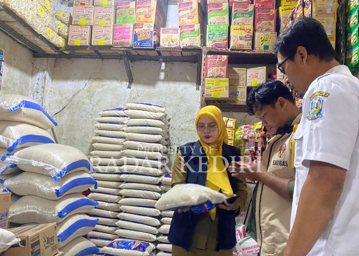 HATI-HATI: Satgas Pangan Kota Kediri  inspeksi kondisi beras di pasar tradisional.