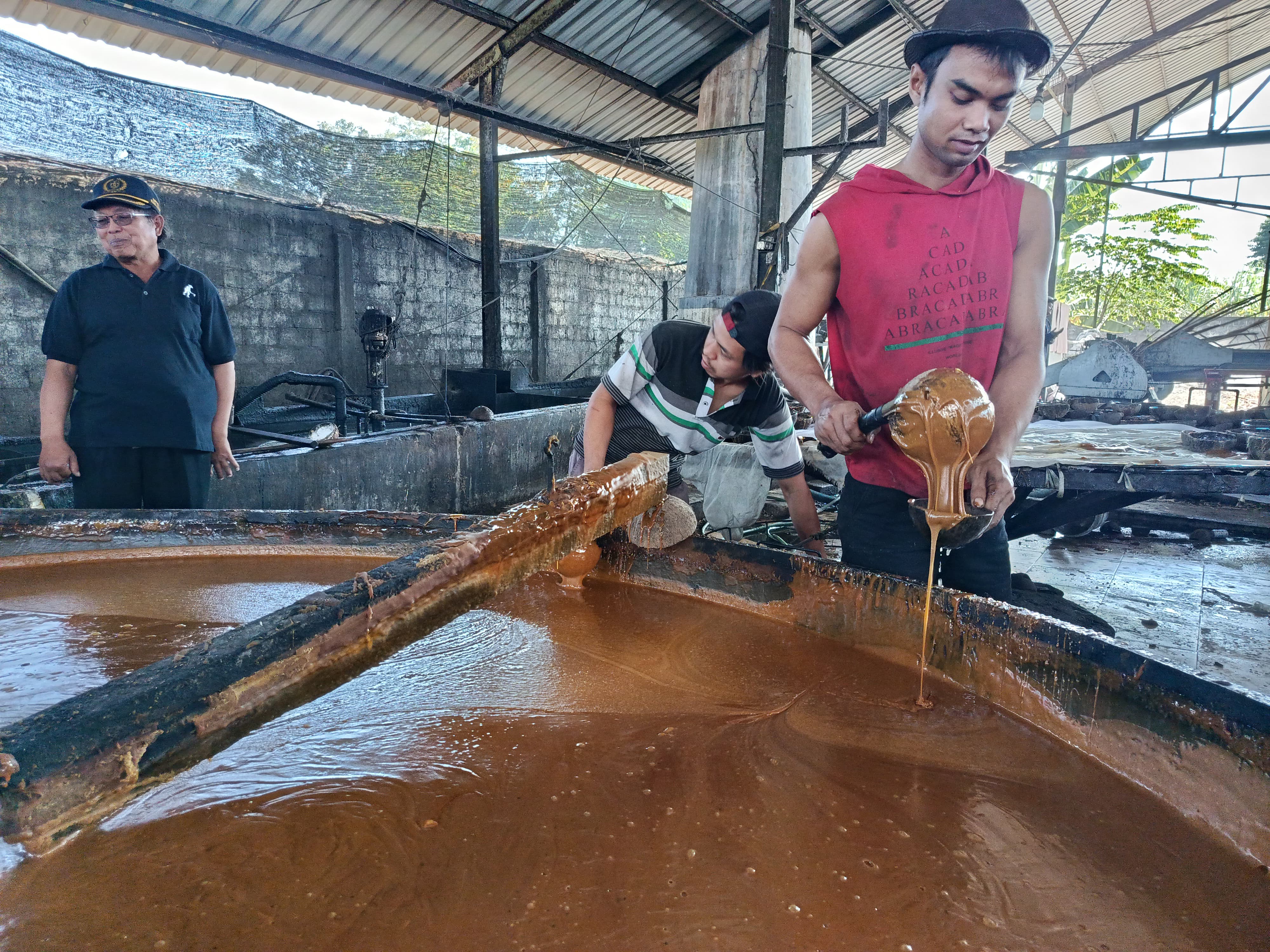 Pegawai UD Tani Uthun sedang melakukan proses pencetakan gula merah