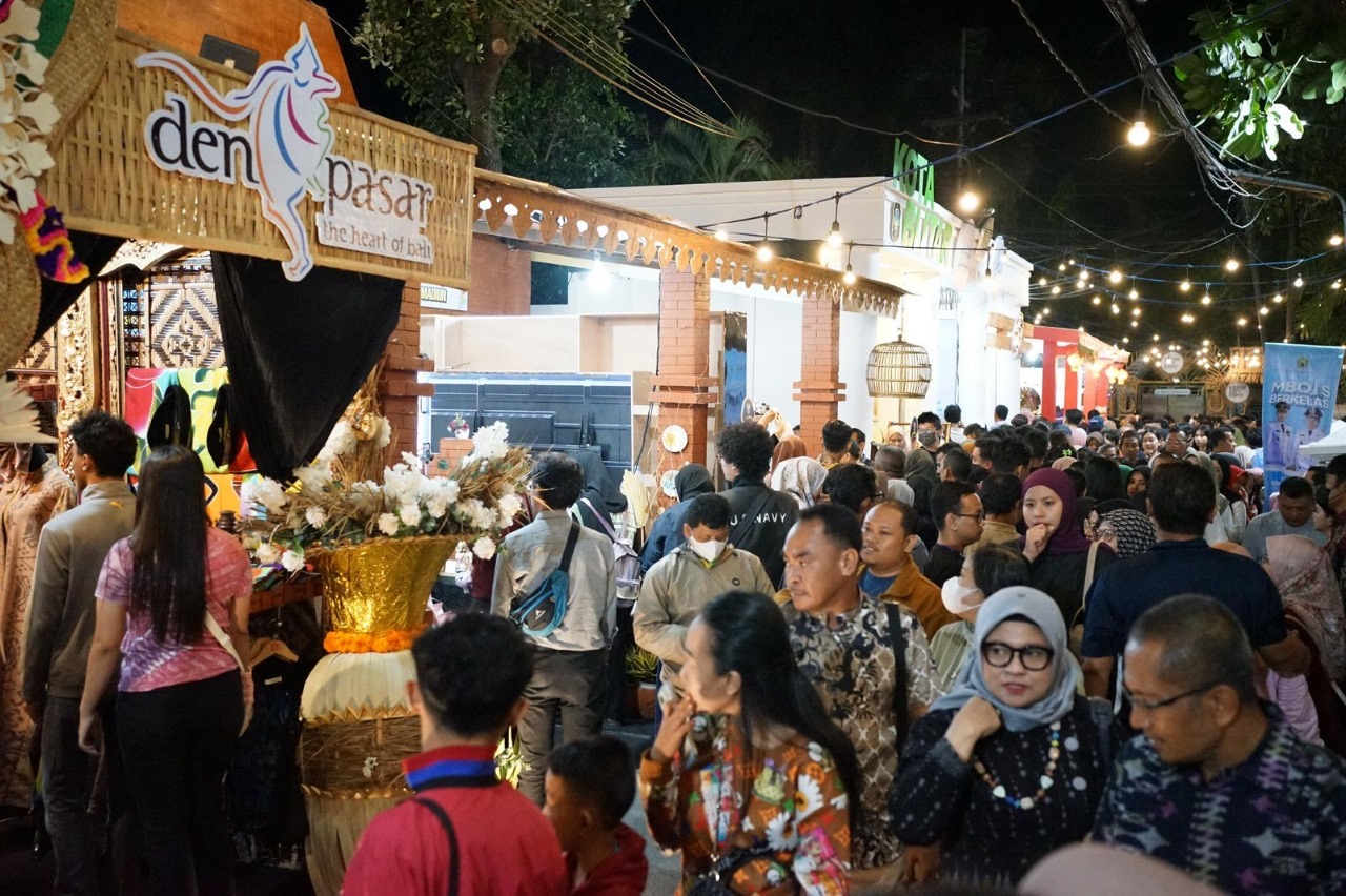 Para pengunjung memadati stan UMKM peserta Kediri City Expo dalam rangkaian Muskomwil IV Apeksi yang berlangsung pada 16-18 Juli lalu.