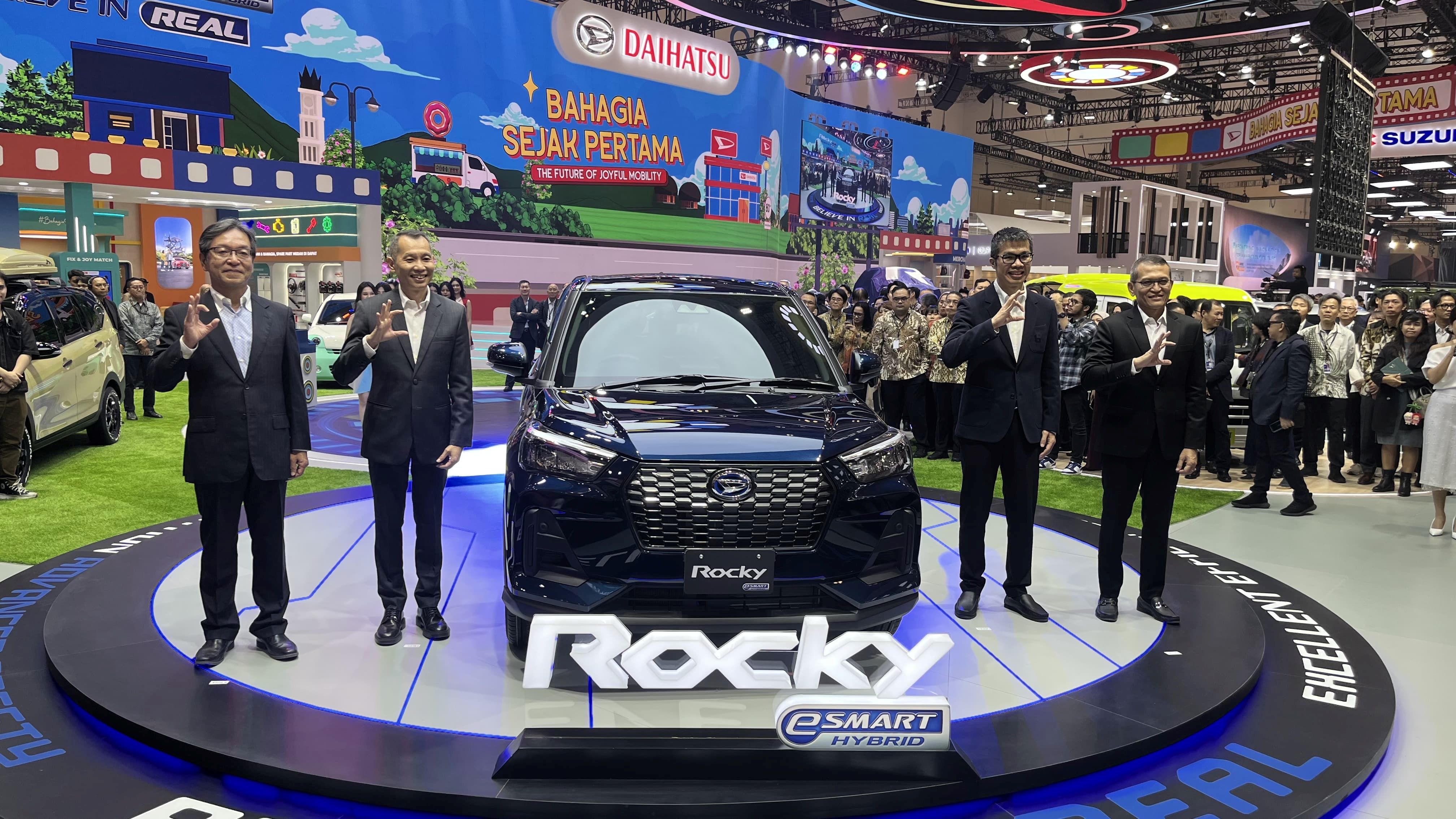 (Ki-Ka) Yasushi Kyoda, Presiden Direktur PT Astra Daihatsu Motor, Fredy Handjaja, Chief Executive PT Astra International Daihatsu Sales Operation, Gidion Hasan, Direktur PT Astra International Tbk, Er
