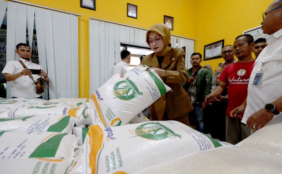 Wali Kota Kediri Vinanda Prameswati mengecek kondisi beras bansos yang akan dibagikan kepada ratusan warga Kelurahan Tamanan, Mojoroto.