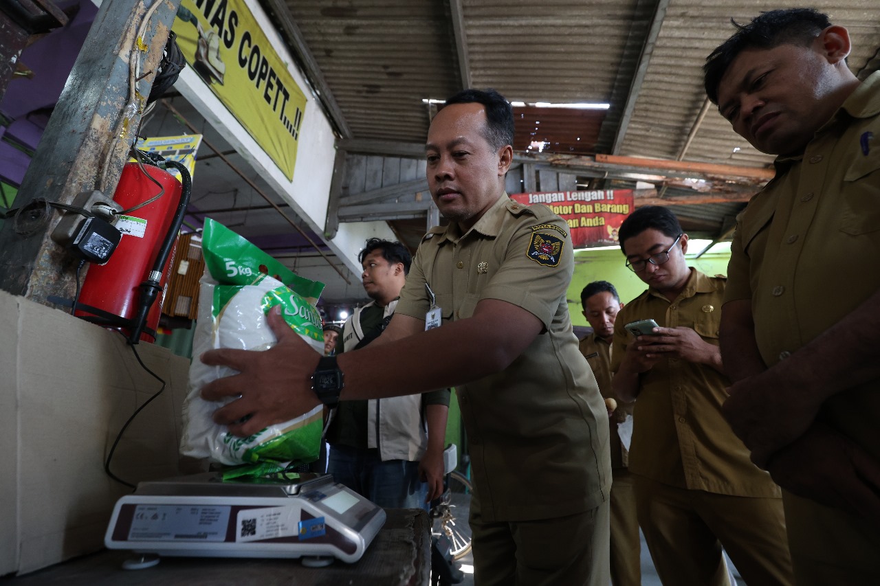 Satgas Pangan dan gabungan OPD Pemkot Kediri menimbang beras Sania di salah satu kios Pasar Bandar. Beras yang secara nasional sudah ditarik karena terindikasi oplosan itu masih beredar di Kota Kediri