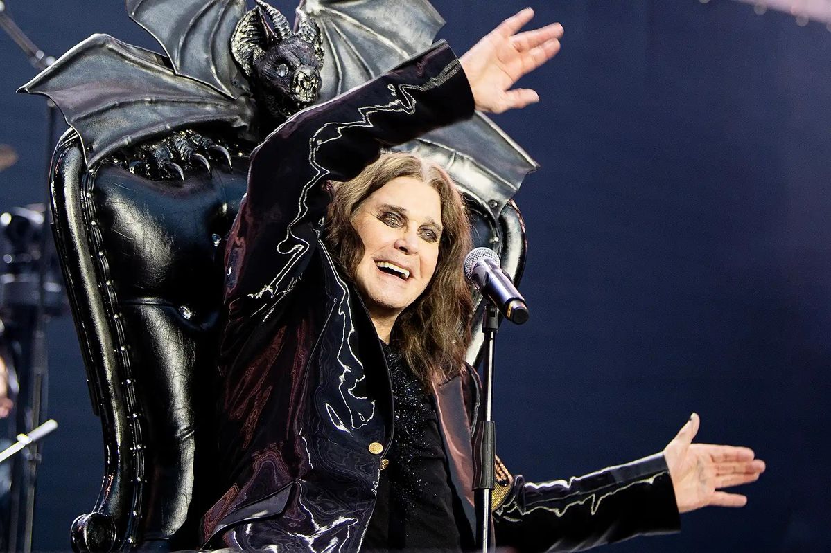 Vokalis legendaris Black Sabbath, Ozzy Osbourne, dikabarkan meninggal dunia pada usia 76 tahun.