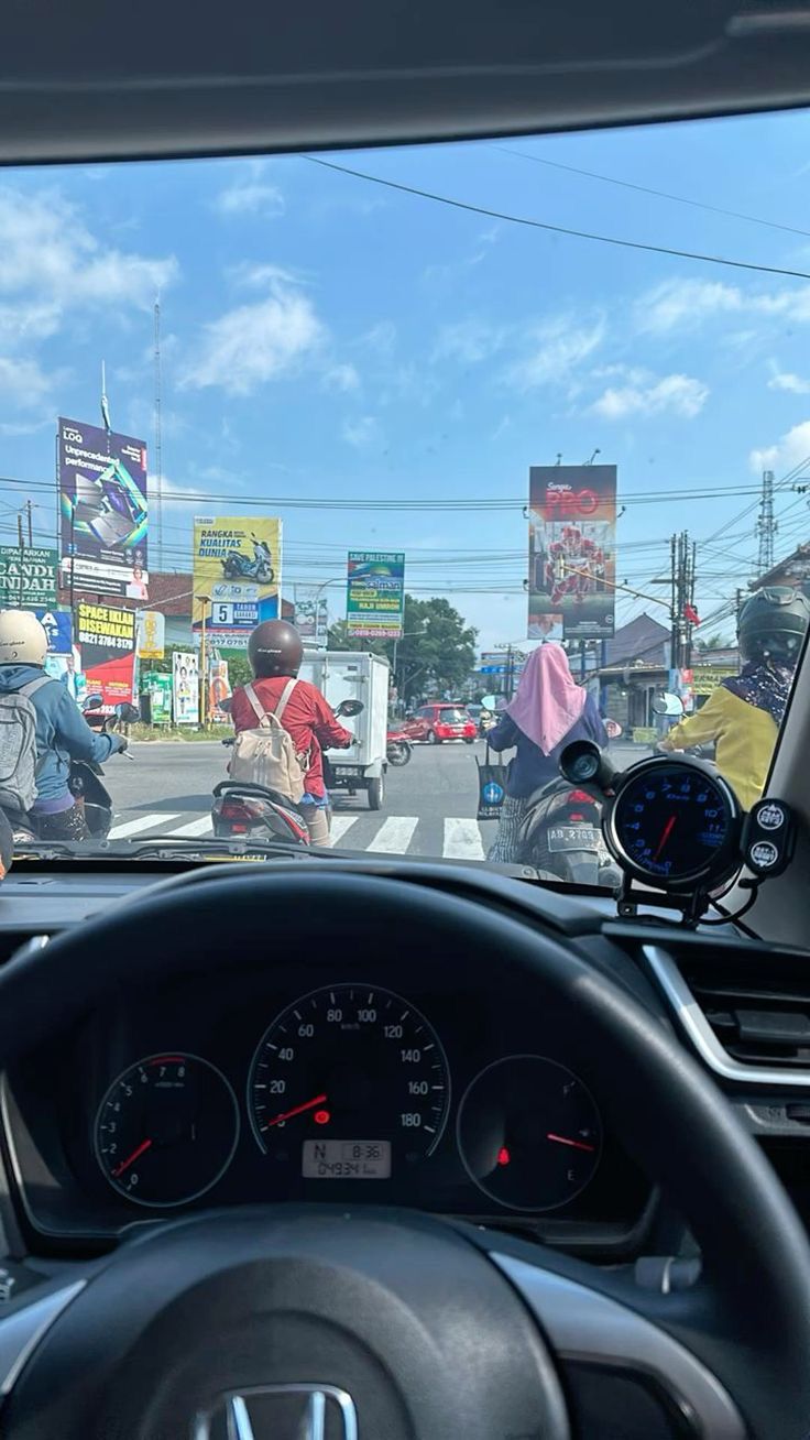 Ilustrasi dampak menyalakan mobil saat AC aktif.