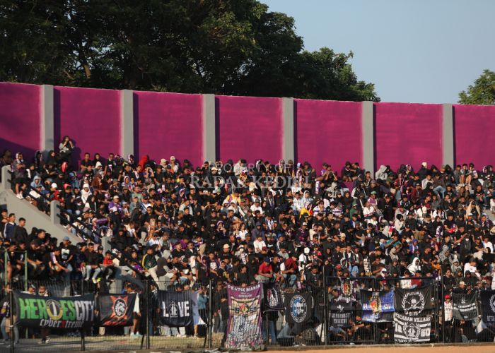 Ribuan Persikmania memadati Stadion Brawijaya.