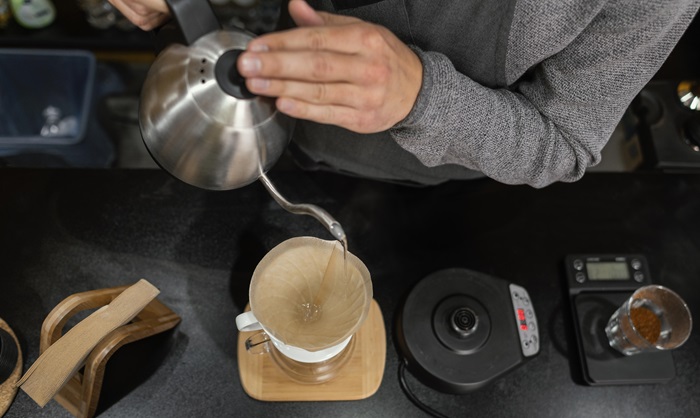 Gambar orang menyeduh kopi