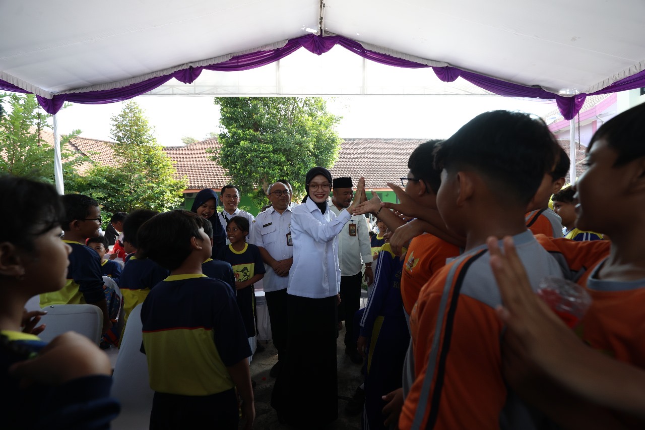 Wali Kota Vinanda Prameswati dan Kadinkes dr Muhammad Fajri Mubasysyir bersiap mengecek pelaksanaan deteksi gini gangguan penglihatan dan pendengaran dalam peringatan Hari Anak Nasional.