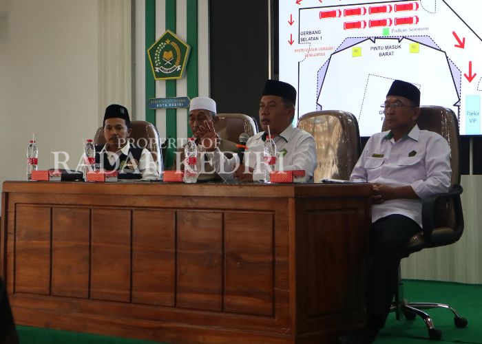 MELAYANI: Kepala Kemenag Kota Kediri Ahmad Zamroni memberikan arahan ke calon jemaah haji pada April lalu di GOR Joyoboyo.