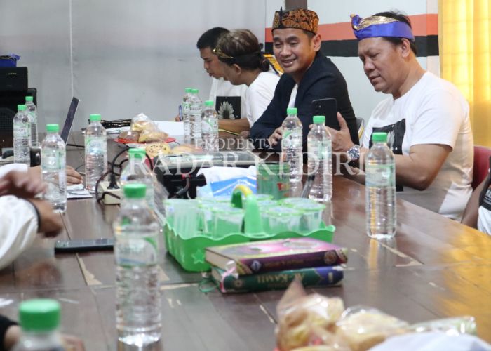 PARTAI BARU: Reza Darmawan mengenakan baju hitam.