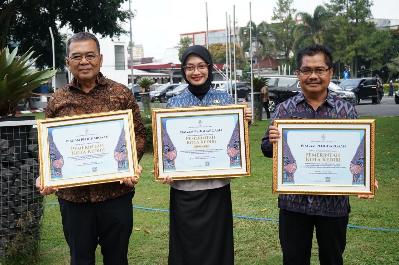 Dari kiri, Sekretaris Daerah Bagus Alit, Wali Kota Vinanda Prameswati, Kepala BKPSDM Un Achmad Nurdin menunjukkan tiga piagam penghargaan yang didapat dari Kanreg II BKN di Pendapa Agung Kab Malang.