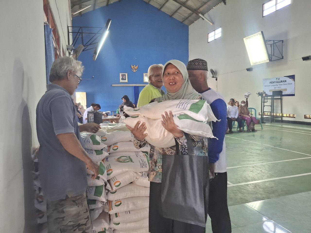 Warga Desa Nambaan, Ngasem semringah usai menerima beras gratis