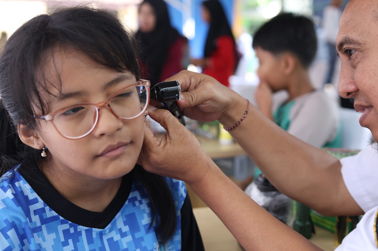 Anak-anak dicek kondisi telinganya untuk mengetahui penumpukan serumen.