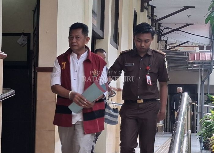 PESAKITAN: Terdakwa Hari Amin usai menjalani persidangan.