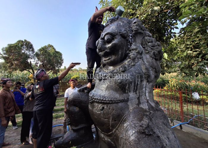LESTARIKAN BUDAYA: Komunitas Juru Pelihara Kabupaten Kediri kembali menggelar Jamasan Arca Totok Kerot setelah sempat berhenti karena pandemi Covid-19, kemarin.