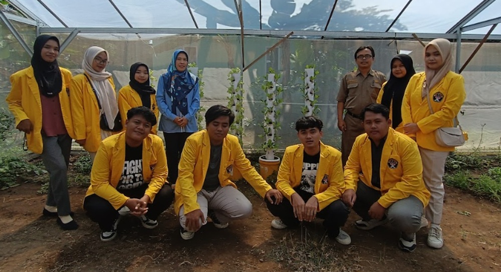 Mahasiswa Prodi Agroteknologi di lokasi KKNT Desa Besowo, Kecamatan Kepung, Kabupaten Kediri.