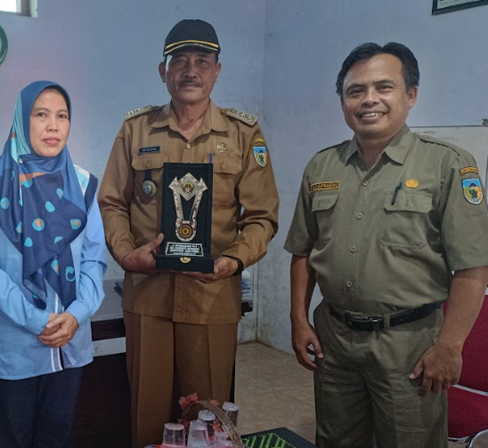 Dari kiri, Kaprodi Nugraheni Hadiyanti, Kades Besowo Suyanto, dan PPL Kepung Agus Supramono.