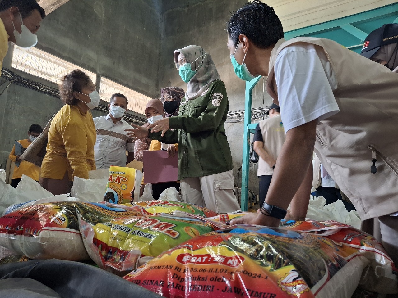 Satgas Pangan Kota Kediri mengecek kondisi beras dan pengemasan di CV Sinar Tani.