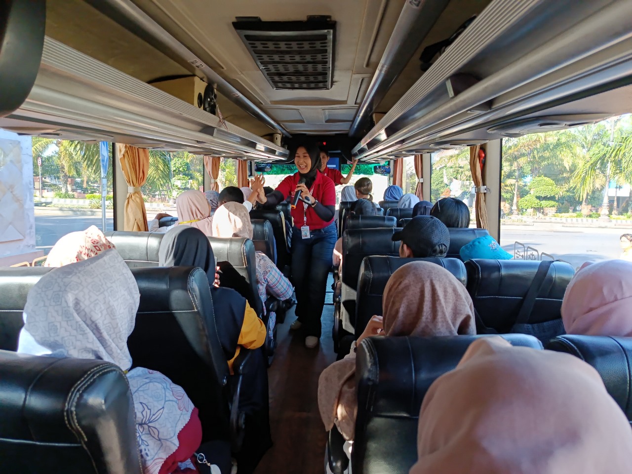 Para penumpang bus wisata gratis mendapat penjelasan dari guide sebelum mereka berkeliling ke beberapa destinasi di Kabupaten Kediri