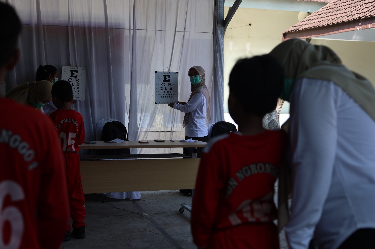 Sejumlah siswa antre untuk mengikuti pemeriksaan mata dengan membaca huruf beragam ukuran dari jarak tertentu di kantor Dinas Kesehatan Kota Kediri (23/7).