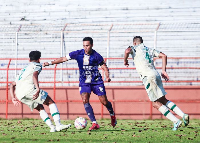 KAPTEN BARU: Il Capitano Persik Kediri Ezra Walian saat latih tanding bersama Persebaya Surabaya di Gelora 10 November, Surabaya.