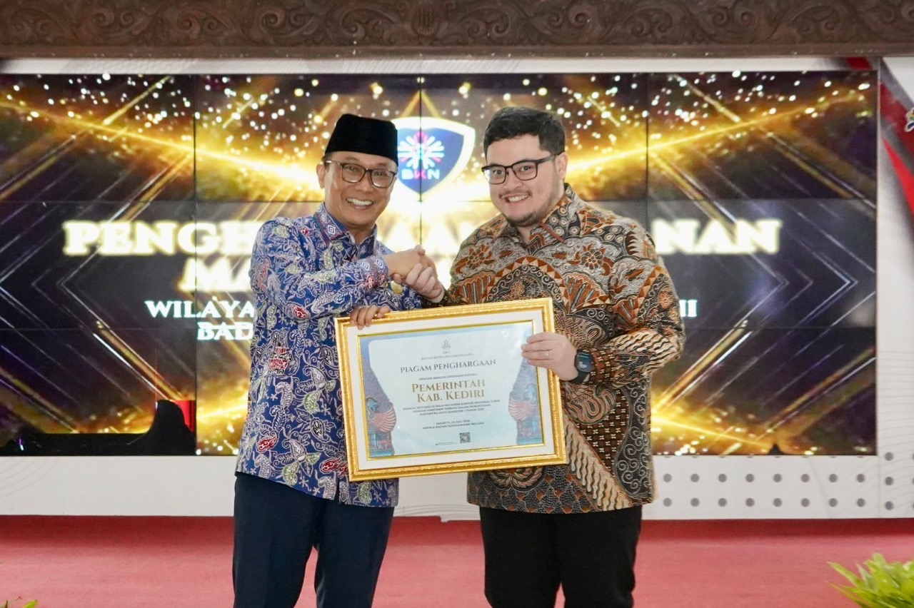 Bupati Kediri Hanindhito Himawan Pramana (kanan) menerima piagam penghargaan dari Kepala BKN Zudan Arif Fakrulloh dalam rakor evaluasi CASN dan manajemen talenta di Pendapa Agung Kabupaten Malang.