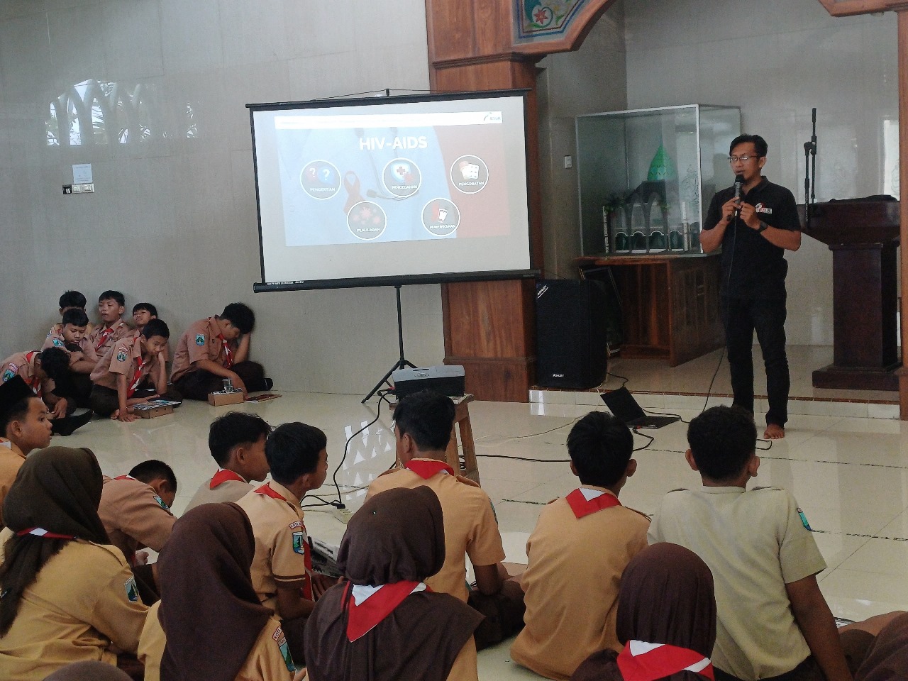Relawan Redline memberikan edukasi pencegahan penularan human immuno virus di depan para pelajar SMPN 6 Kota Kediri. Di triwulan pertama 2025 ini, ada tiga anak yang positif terinfeksi HIV.