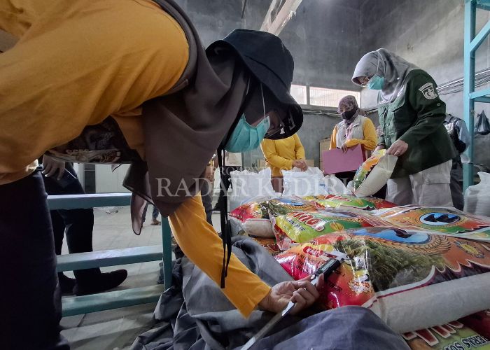 TEGAS: Satgas Pangan Kabupaten Kediri saat melakukan sidak di produsen beras dan swlayan.