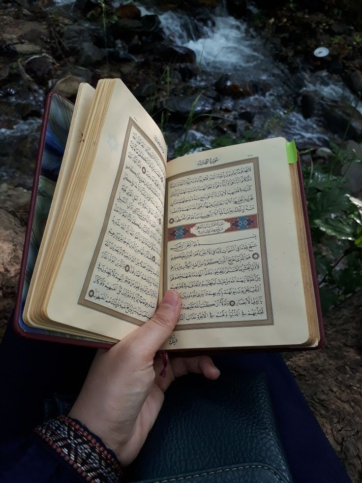 Ilustrasi orang membaca Alquran.
