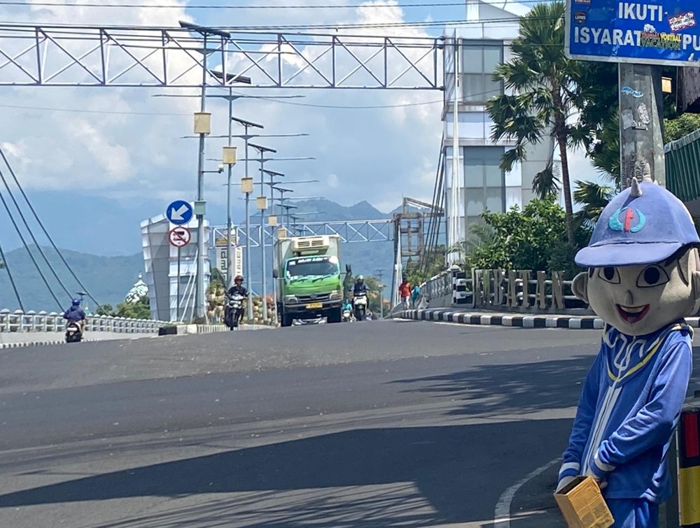 Seorang pria mengemis di Jl Brawijaya Kota Kediri dengan memakai kostum. Bulan ini, ada 10 gepeng yang diamankan Satpol PP Kota Kediri.