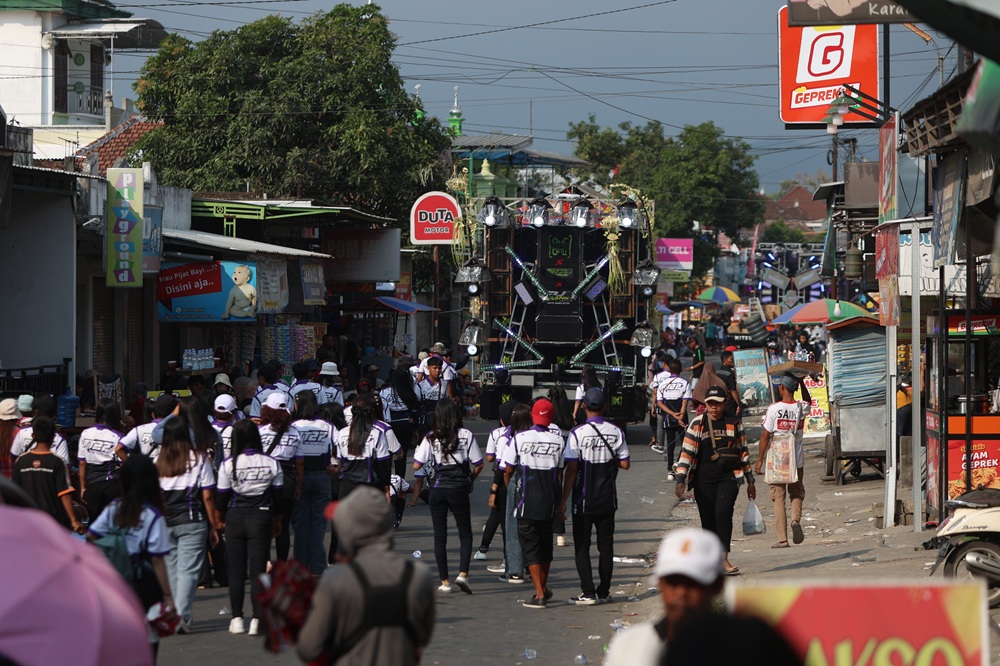 Ribuan warga asyik berjoget saat sound horeg memutar lagu remix dalam pawai di Desa/Kecamatan Kepung (26/7).