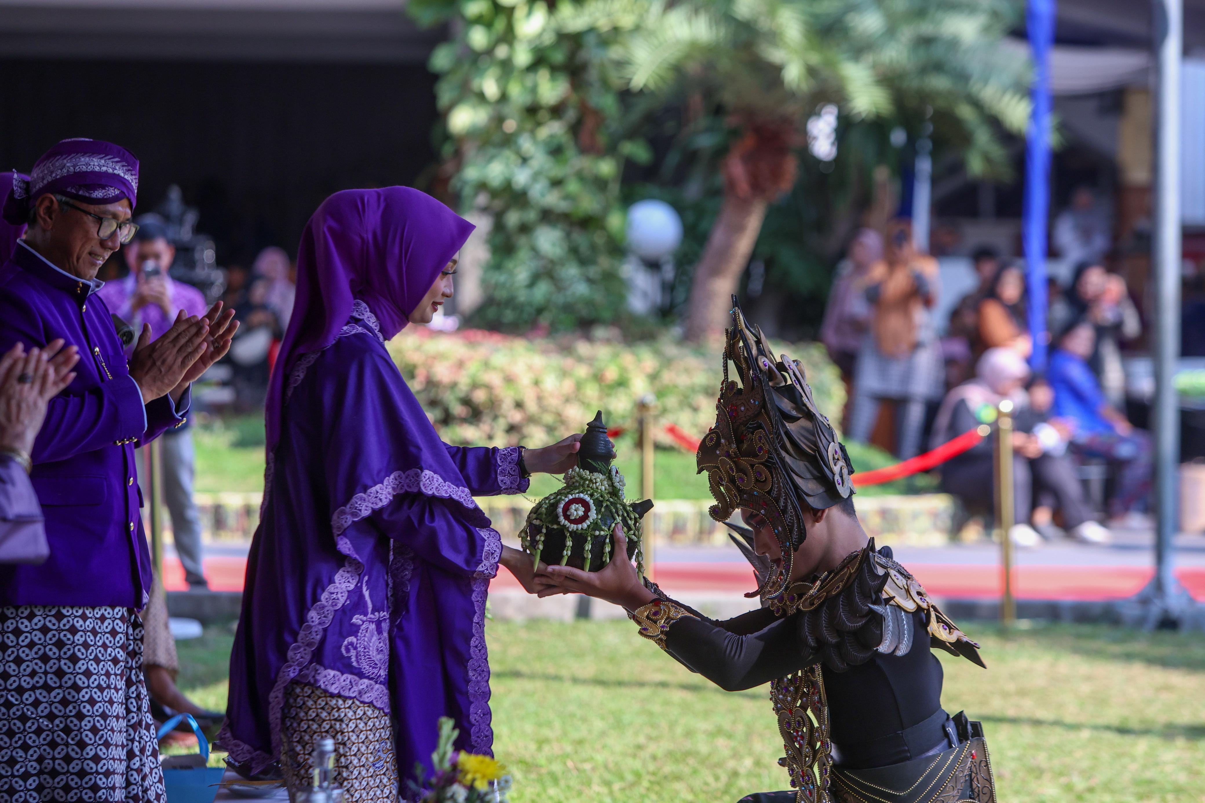 Rangkaian upacara Manusuk Sima di Balai Kota Kediri pada Minggu (27/7).