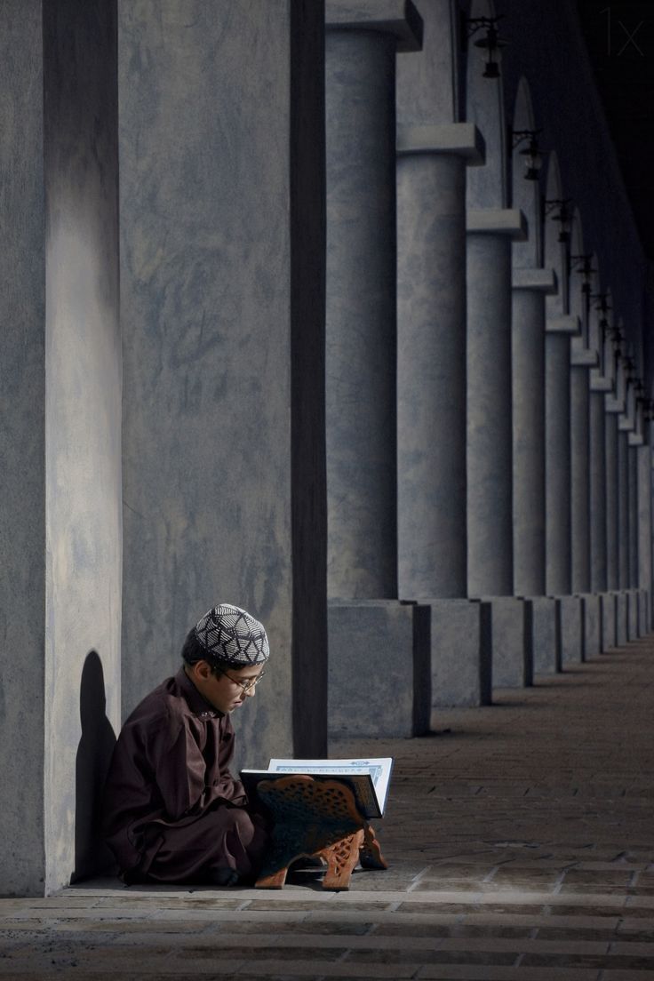 Ilustrasi orang membaca Alquran.