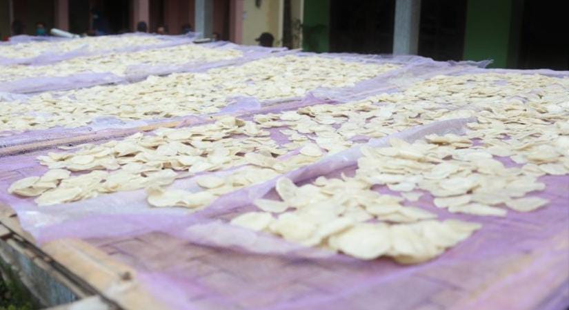 Kerupuk udang saat dijemur.