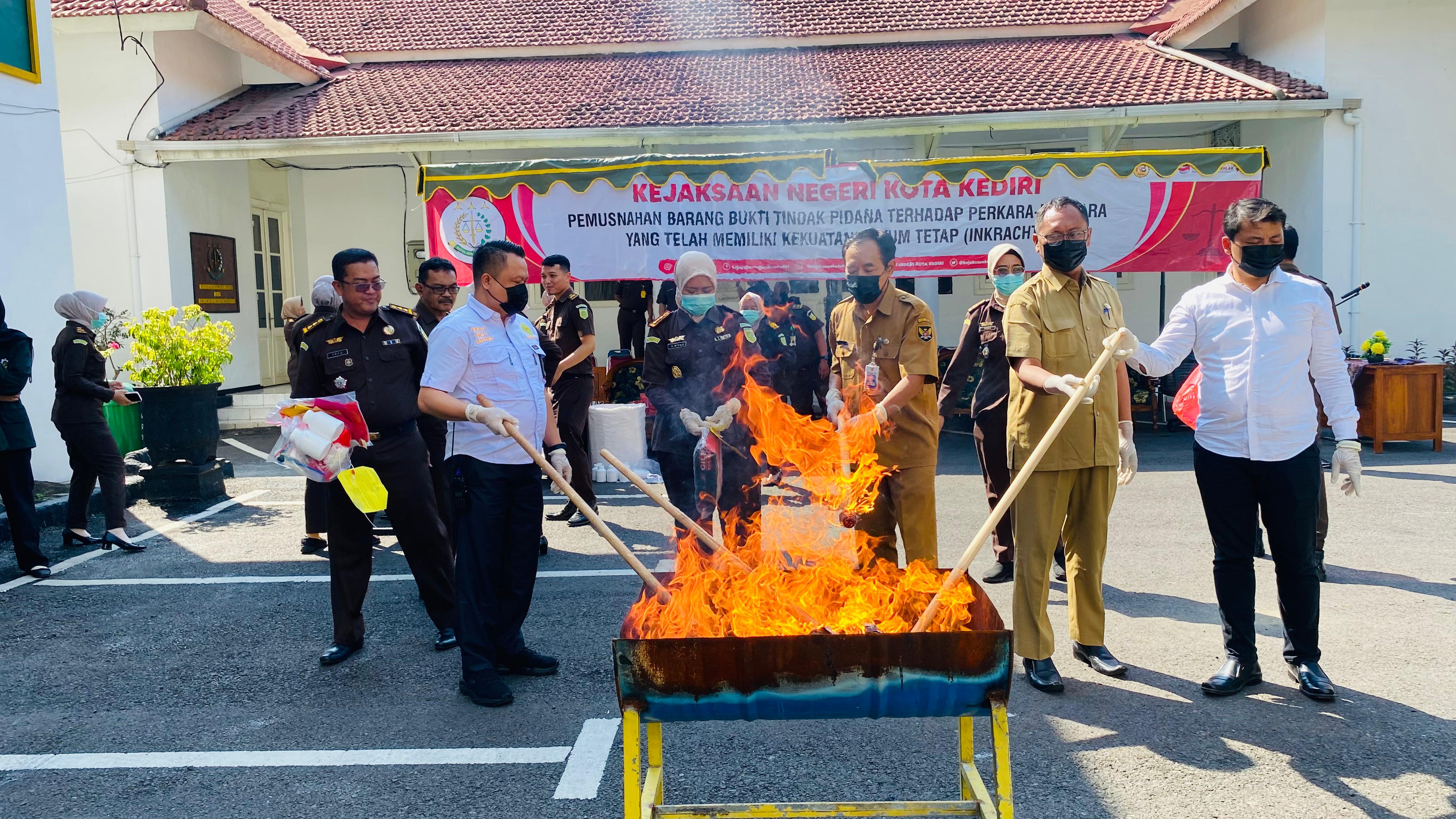 Kejari Kota Kediri Musnahkan Barang Bukti Puluhan Ribu Pil Dobel L dan Ratusan Gram Ganja Kering dengan Cara Dibakar.