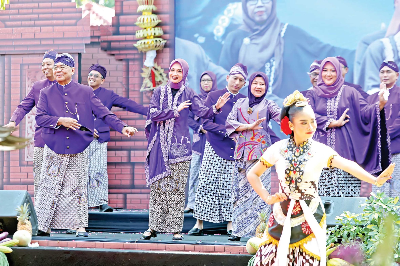 Wali Kota Vinanda Prameswati (depan dua dari kiri) menari bersama dengan jajaran forkopimda, kepala OPD, dan undangan, di akhir upacara Manusuk Sima di Balai Kota Kediri kemarin (27/7)