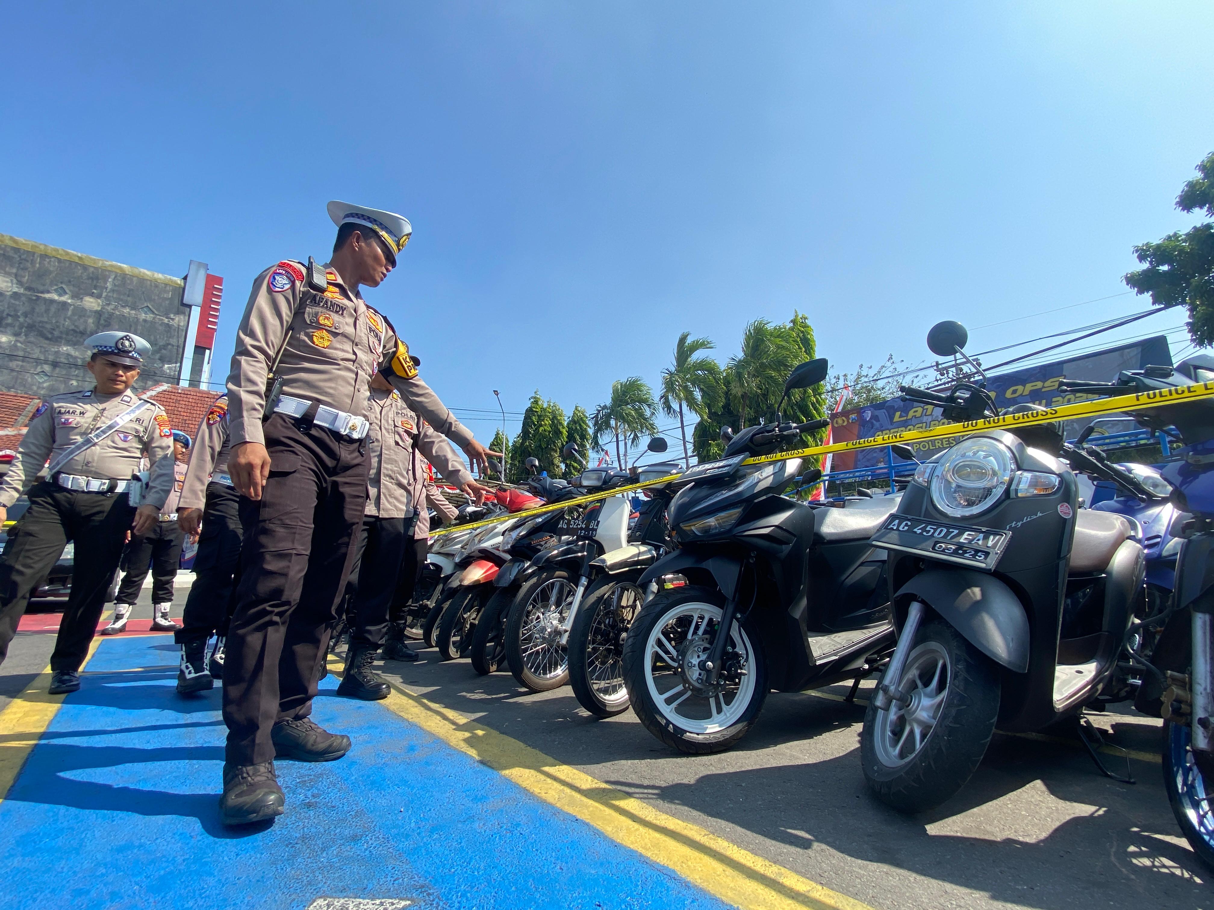 Satuan lalu lintas (Satlantas) Polres Kediri Kota menggelar konferensi pers hasil Operasi Patuh Semeru 2025.